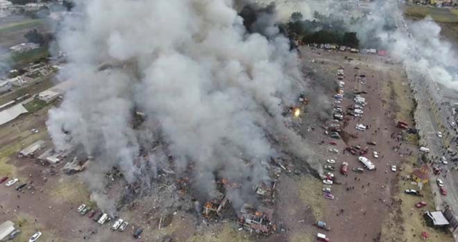 Pasar kembang api di San Pablito ludes dilalap api. Foto: AP