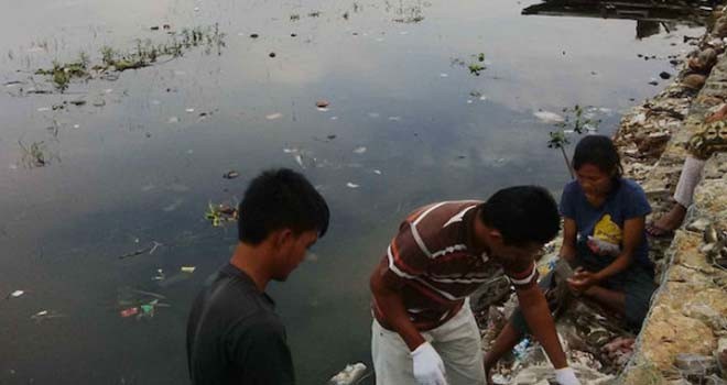 Masyarakat di sekitar Danau Singkarak, Kecamatan X Kotosingkarak, Kabupaten Solok, Sumbar, mengumpulkan ikan pusing akibat aia abah, kemarin. Foto: riki chandra/padang ekspres/jpg
