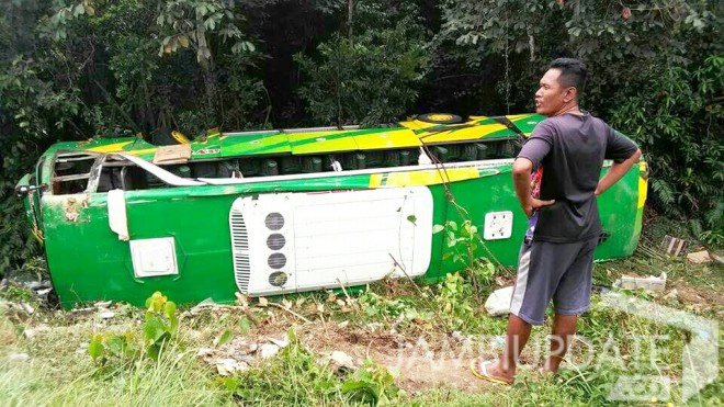 Mobil Nyemplung ke Jurang.