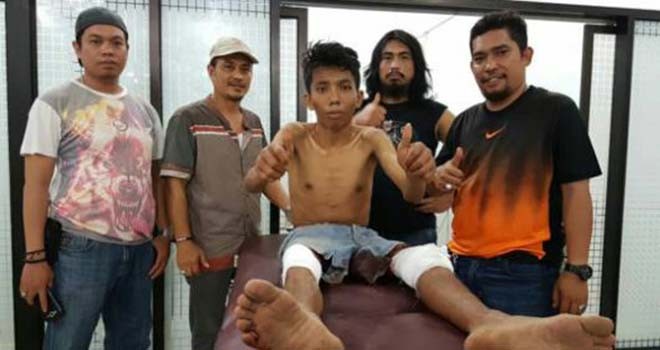 Gaya tersangka curanmor yang minta difoto usai menjalani perawatan medis di RS Bhayangkara. Foto: Berita Kota Makassar
