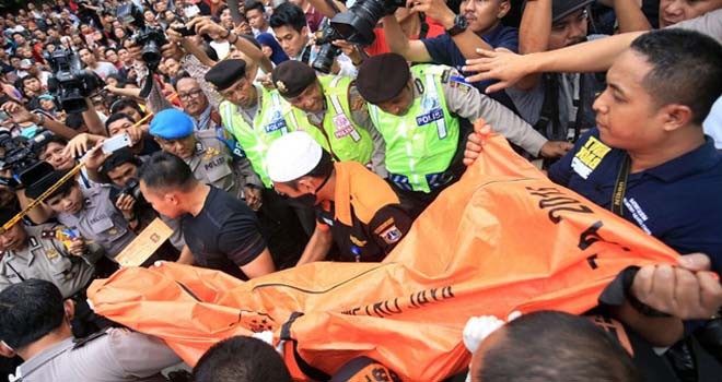 Polisi melakukan evakuasi jenazah korban perampokan di Pulomas, Jakarta Timur. Foto : Haritsah Almudatsir/Jawa Pos