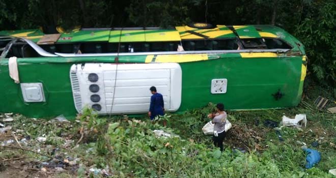 Mobil bus nyemplung ke jurang di Bungo.