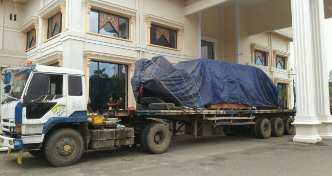 Terlihat kontainer parkir didepan Gedung DPRD Provinsi Jambi membawa eskalator.