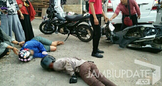Dua Pengendara Motor di Jambi Kritis Usai Tabrak Mobil.