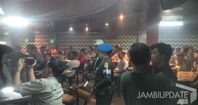 Tim gabungan Direktorat Reserse Narkoba Polda Jambi, Satresnarkoba Polresta Jambi, POM, Provos dan BNNP Jambi saat menggelar razia.