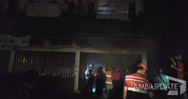 Terlihat petugas berusaha memadamkan api yang mebakar ruko tiga lantai di Simpang Kawat.