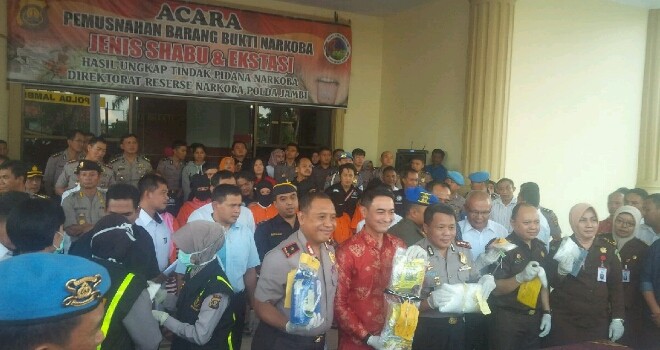 Gubernur Jambi, Zumi Zola bersama Kapolda Jambi, Yazid Fanani melakukan pemusnahan barang bukti 7 Kg Sabu di lobi utama Polda Jambi.