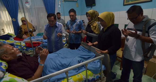 AJB memimpin doa kesembuhan H Fauzi Siin dan keluarga serta korban kecelakaan yang lain di ruangan perawatan H Fauzi Siin.