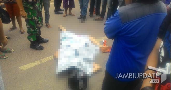 Ibu rumah tangga tewas setelah menyerempet truk molen.