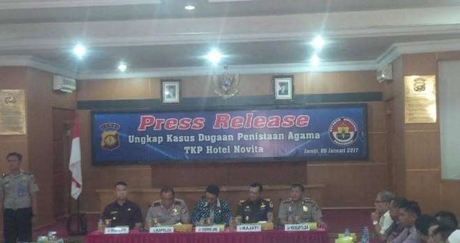 Kapolda Jambi, Brigjen Pol Yazid Fanani yang didampingi Gubernur Zumi Zola dan Walikota Sy Fasha, Kamis (5/1) mengumumkan tersangka kasus ornamen natal yang bertuliskan lafaz Allah.