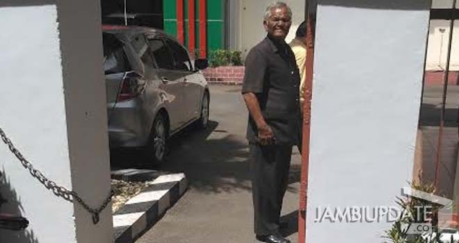 Tonggung Usai menjalani sidang PK di PN Jambi, Kamis (5/1).