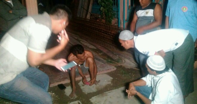 Terduga maling yang berhasil diamankan warga.