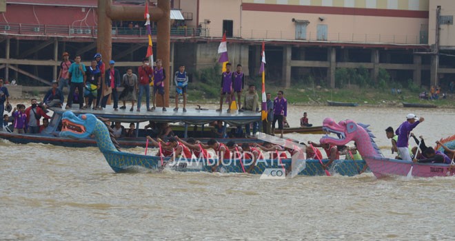 Lomba pacu perahu naga pada HUT ke-60 Provinsi Jambi. Foto : Ridwan/JE