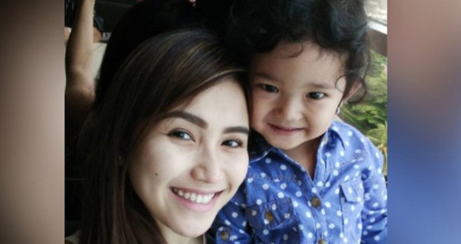 Ayu Ting Ting bersama putrinya Bilqis Khumairah Razak. Foto Instagram