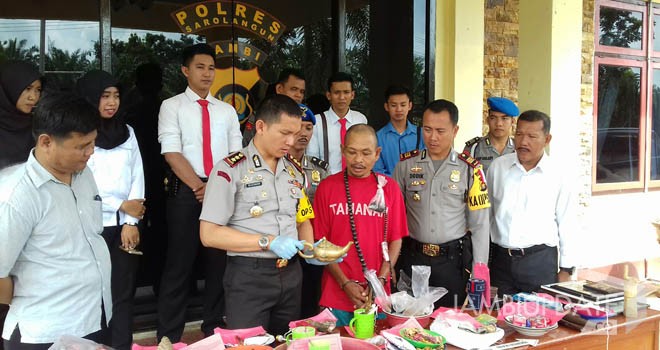 Suyanto, tersangka praktek dukun cabul saat press release di halaman Mapolres Sarolangun.