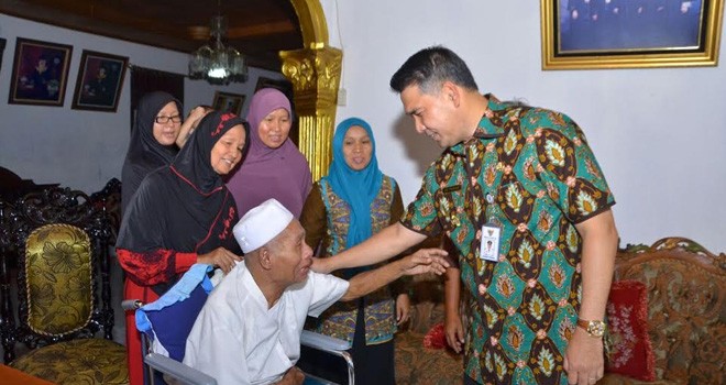 Wali Kota Jambi H. Syarif Fasha saat membesuk sesepuh adat Jambi H. Sulaiman Hasan bergelar Datuk Bandar Paduko Batuah.