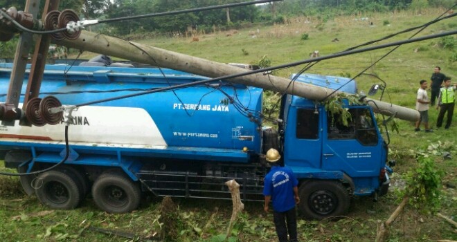Terlihat mobil tangki menabrak tiang listrik.