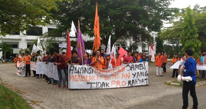 Aksi Mahasiswa Tolak Kebijakan Tak Pro Rakyat Presiden Jokowi.