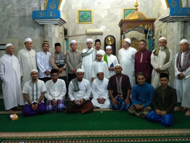 Wakil Ketua DMI Kota Jambi, Maulana (Empat dari kanan) usai sholat subuh keliling di Mesjid An Nur, Kelurahan Rajawali