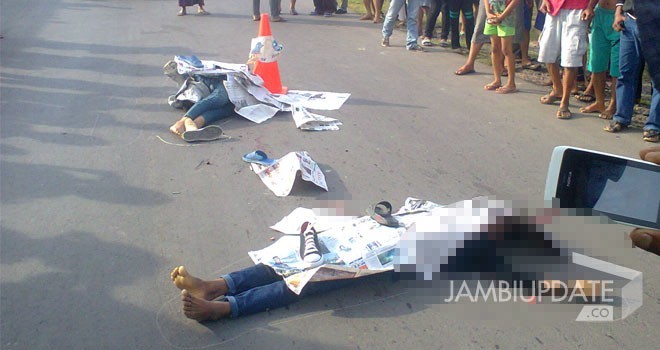 Terlihat korban tewas akibat tabrakan di depan Rumah Dinas Bupati Tebo. 