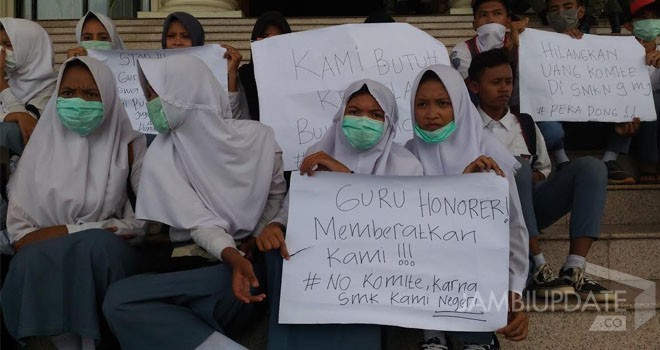 Siswa dan siswi SMKN 9 Muaro Jambi saat melakuka aksi demo didepan kantor Gubernur Jambi.