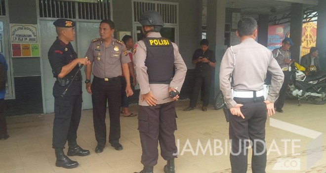 Kapolresta Kombes Pol Bernard Sibarani dan Wakapolresta AKBP Sri Winugroho bersama Kaden Gegana Brimobda Jambi, AKBP Dr Berdiansyah.