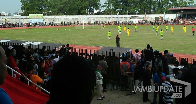 Penonton membludak untuk menyaksikan Final Gubernur Cup 2017, Kota Jambi vs Batanghari.