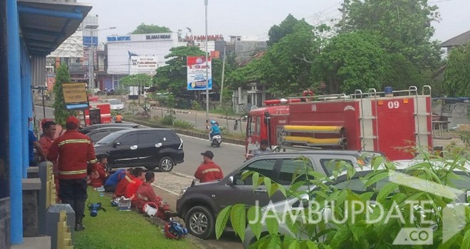 Dua unit armada pemadam kebakaran di lapas kelas IIA Jambi. 