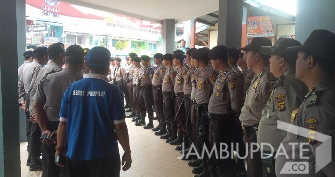 Ratusan anggota Polresta dan Polsek Kotabaru mengamankan situasi di Lapas Klas IIA Jambi.