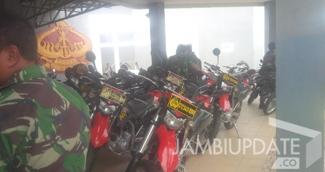 Anggota Tentara Nasional Indonesia (TNI) yang berjaga di LapasKlas IIA Jambi.