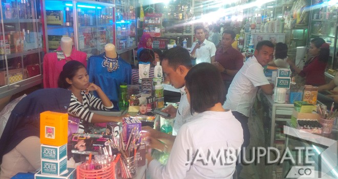 Subdit I Direktorat Reserse Kriminal Khusus Polda Jambi dan Balai Pemeriksa Obat dan Makanan (BPOM) Jambi menyita ratusan kosmetik illegal. 