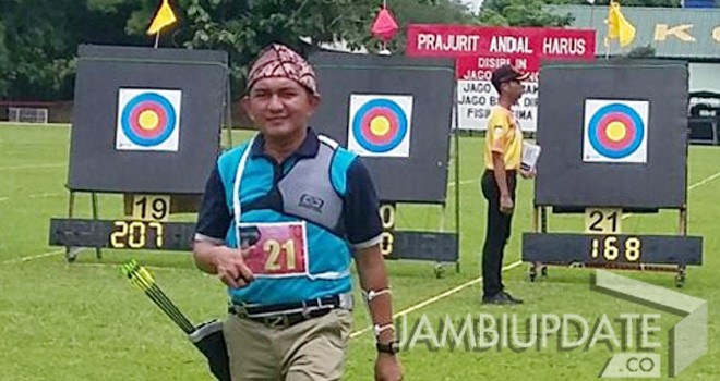 Ketua umum PERPANI jambi Ir. Ibnu Ziady saat menggunakan Tanjak Melayu Jambi di Kejurnas Bogor Open Archery Championship (BOAC) 2017.