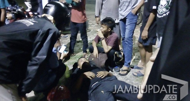 Seorang pemuda terkapar di Jalan Pattimura usai diserempet truk.