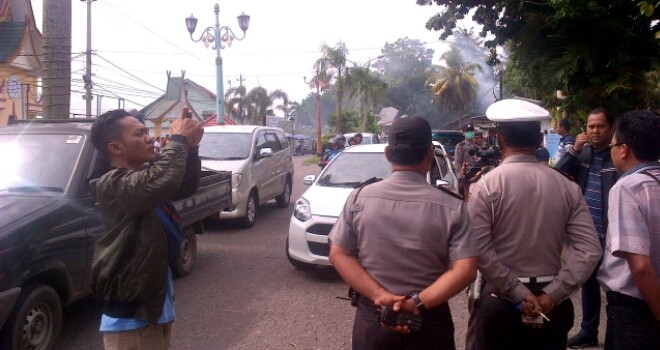 Anggota Polsek Pasar menggelar razia kendaraan bermotor di Jalan Diponegoro, atau tepatnya di depan SMA Sari Putra.