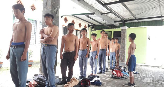 Belasan siswa yang diamankan Satpol PP Kota Jambi karena bolos saat jam pelajaran. 