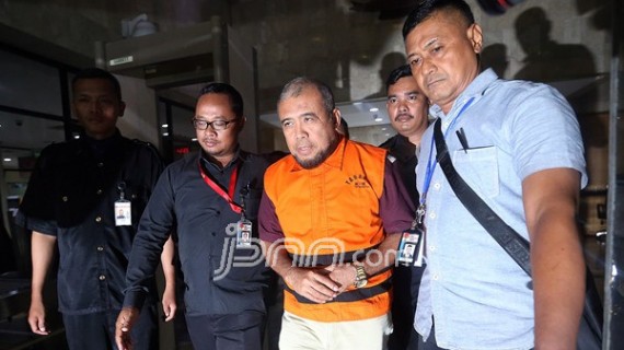 Hakim MK Patrialis Akbar langsung ditahan usai menjalani pemeriksaan di Gedung KPK, Kuningan, Jakarta Selatan, Jumat (27/1). Foto: Ricardo/JPNN.com