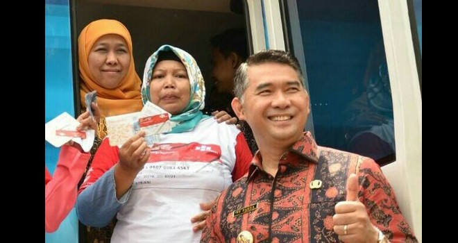 Menteri Khofifah bersama Walikota Jambi Syarif Fasha dan masyarakat, saat mencoba transaksi di e-Warong.