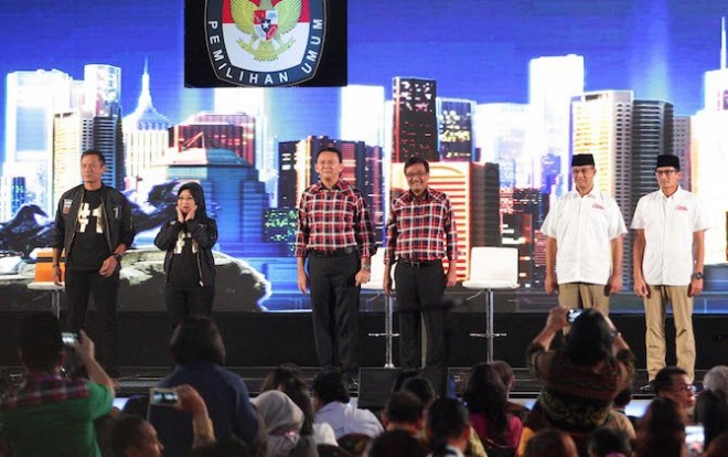 Ketiga Paslon Saat menyanyikan Lagu Indonesia rasa pada acara debat kedua yang diselenggarakan di Hotel Bidakara, tadi malam. (PUGUH SUJIATMIKO/JAWA POS)