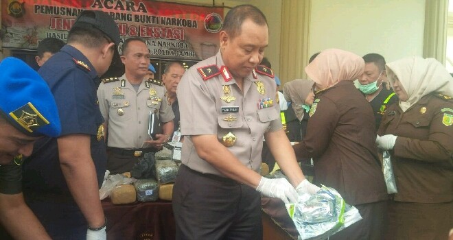 Kapolda Jambi saat Musnahkan 3 Kg Sabu dan Ribuan Butir Ekstasi serta Puluhan Kg Ganja.