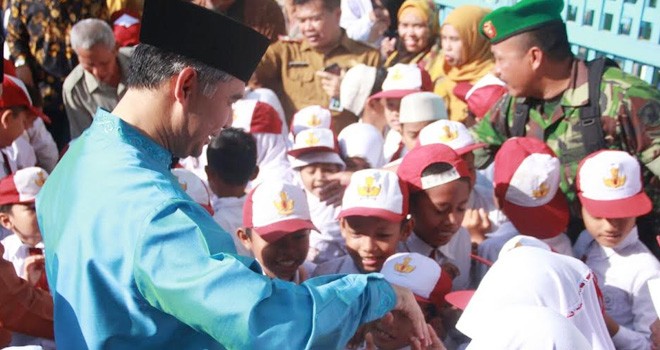 Walikota Jambi, H. Syarif Fasha saat bersama siswa siswa SD Kota Jambi.