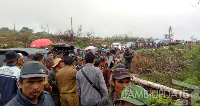 Ratusan warga Desa Renah Alai melakukan sweeping ke perbatasan dengan Desa Sungai Lalang, Kecamatan Lembah Masurai.