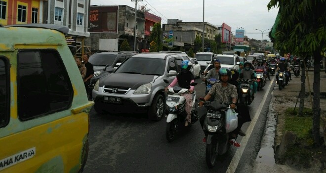 kecelakaan mengakibatkan macet panjang di jalan pattimura, jambi.
