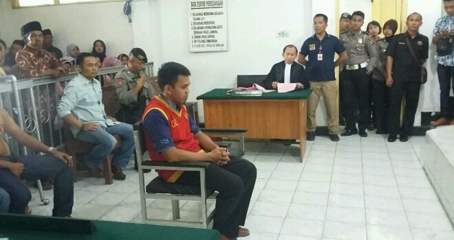 Terdakwa saat sidang vonis di Pengadilan Negeri Sungai Penuh.
