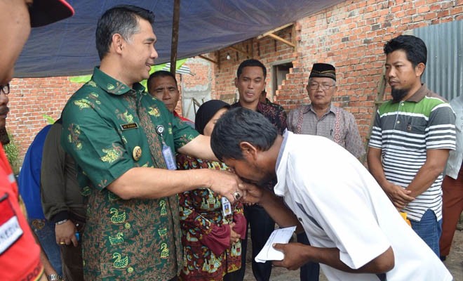 Walikota Jambi, SY Fasha saat memberikan bantuan untuk korban puting beliung di kelurahan Lingkar Selatan Kecamatan Paal Merah.