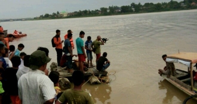 Terlihat petugas dari BPBD dan warga melakukan pencarian korban tenggelam di Sungai Batanghari.