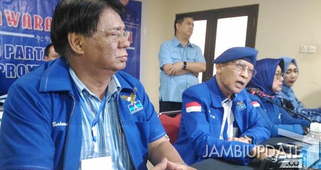 Burhanuddin Mahir berasama Pramono Edi pada acara Musda III demokrat.
