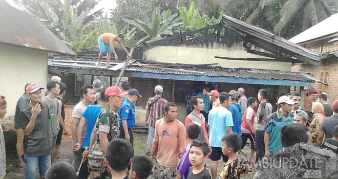 Rumah milik Khidijah (60) yang berlokasi di RT 2 Mangkadai, Kecamatan Limun, ludes dilalap si jago merah.