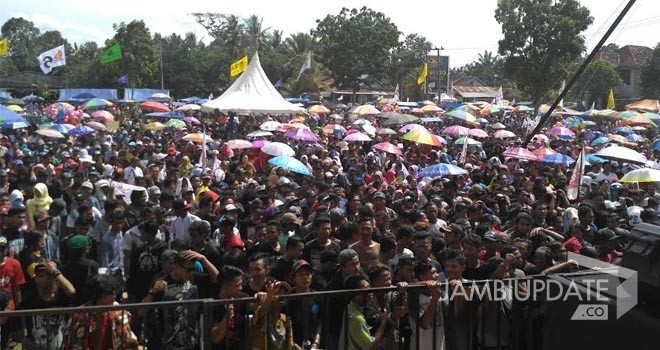 Puluhan ribu massa menghadiri kampanye akbar Pasangan Idola di Sungai Bahar.