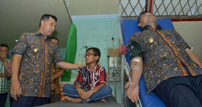 Walikota Jambi, Sy Fasha saat mendonorkan darahnya lewat PMI Jambi untuk disumbangkan ke Rizki yang menderita Thalasemia.