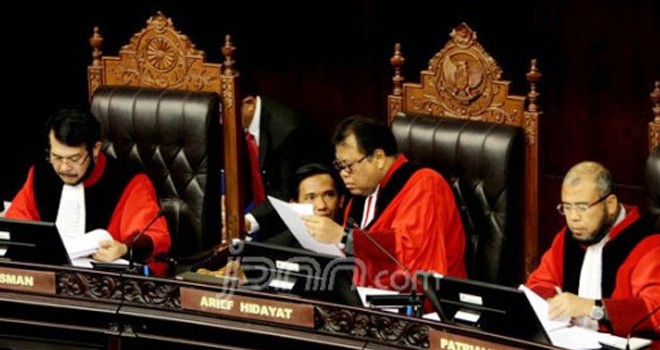 Ketua Mahkamah Konstitusi Arief Hidayat bersama Hakim Anggota saat memimpin sidang putusan permohonan uji materi soal calon tunggal, Jakarta, Selasa (29/9). MK memperbolehkan daerah dengan calon tunggal untuk melaksanakan Pilkada. Foto: Miftahul/Jawa Pos/JPNN.com Ilustrasi by: Miftahul/Jawa Pos